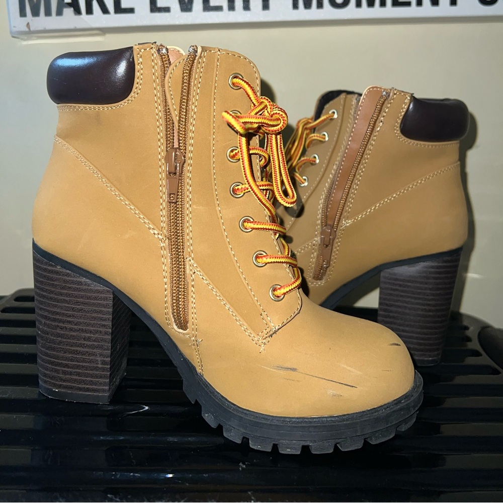 Boots - Picture 3 of 6